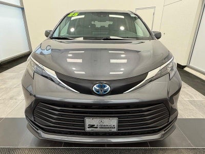 2025 Toyota Sienna LE 8 Passenger