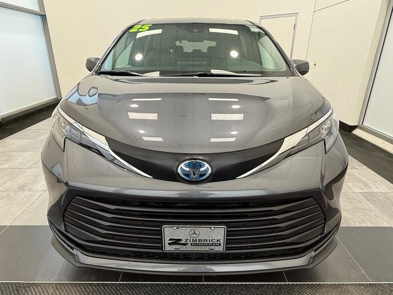 2025 Toyota Sienna LE 8 Passenger