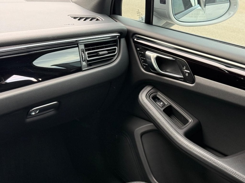 2025 Porsche Macan AWD