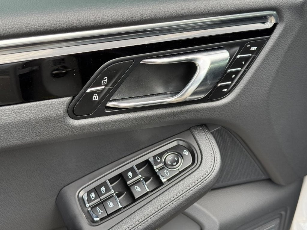 2025 Porsche Macan AWD